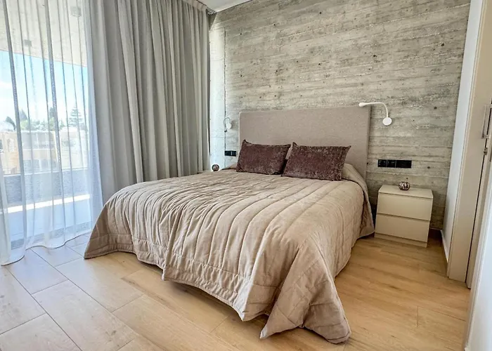 Malberry Park 202 - Modern 2bedroom With Shared Heated Pool, Sauna, Gym, Jacuzzi *