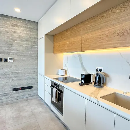 Malberry Park 202 - Modern 2bedroom With Shared Heated Pool, Sauna, Gym, Jacuzzi דירה פאפוס