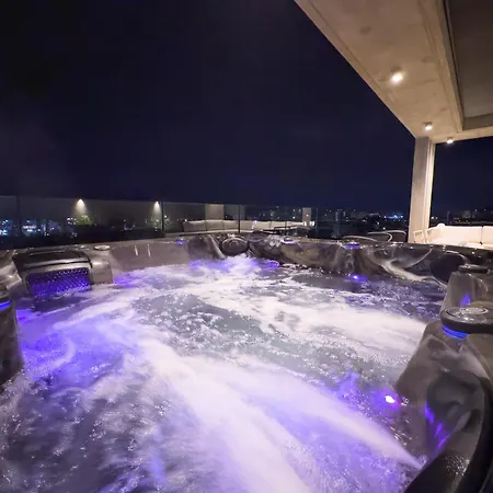 Апартаменты Malberry Park 202 - Modern 2bedroom With Shared Heated Pool, Sauna, Gym, Jacuzzi